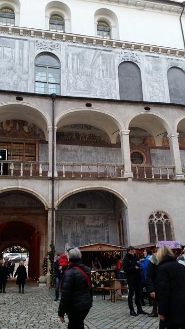 Pfalzgraf Wolfgang ließ die Dekoration  der Hoffassade mit biblischen Szenen ausführen