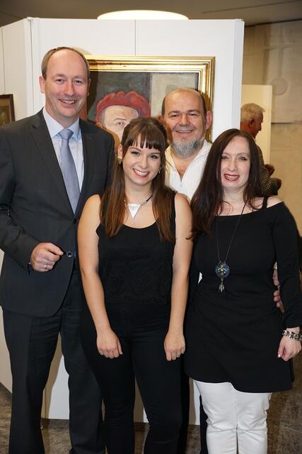 Bürgermeister Franz Feigl und Künstler Gabriel Albrecht (h.r.) mit Tochter und Ehefrau bei der Vernissage zu seiner Ausstellung "Rückblick"