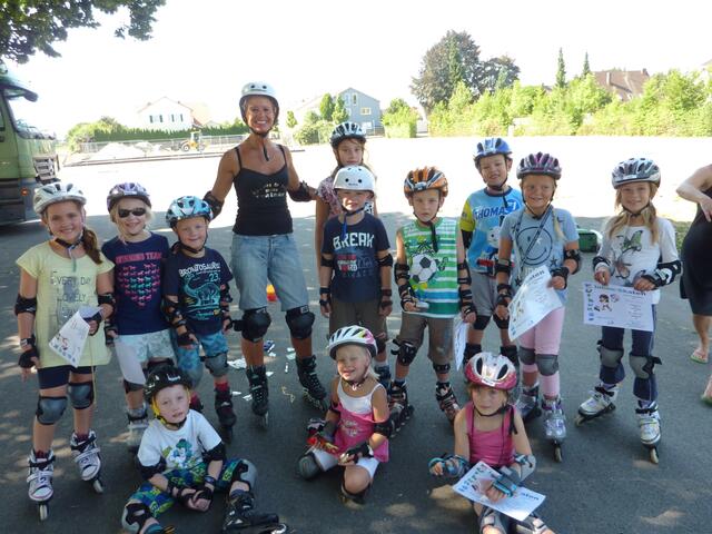 Das Ferienprogramm bietet von Kochen, Basteln und Gestalten bis zu Sportkursen alles an. Hier lernten die Kids Inlineskaten mit Heike Weyer