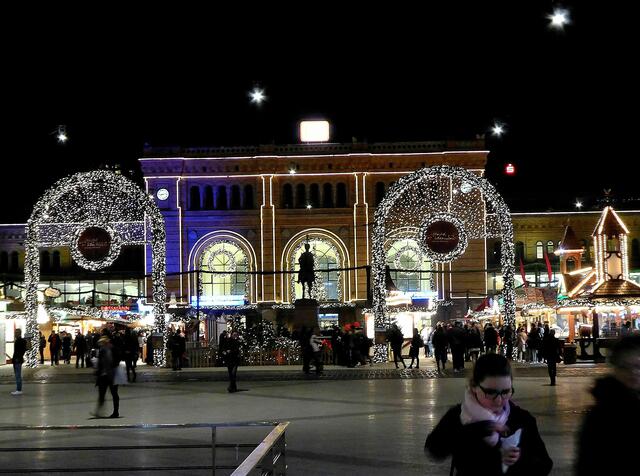 Jetzt geht es durch den Haupteingang zur S- Bahn.