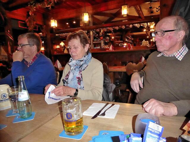 ..... warten auf das Essen im Bavarium