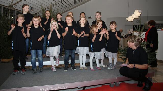 Der Kinderchor St. Ägidius eröffnet das Weihnachtskonzert im Foyer der Stadthalle