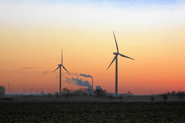 Steinkohle-Kraftwerk Mehrum und Windkraftanlagen.