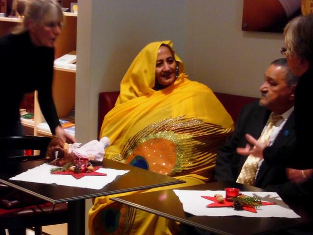 . . . ein Ehepaar aus dem Sudan war auch Besucher der Abendveranstaltung im "Benefizz-Laden" in Burgdorf . . .