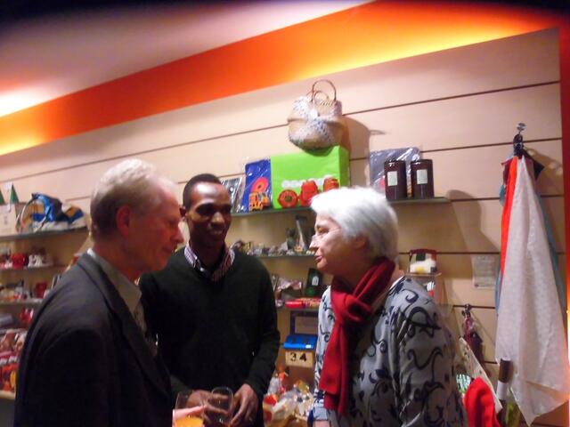 . . . Eberhard Rumpf,li.,von Amnesty International Burgdorf-Burgwedel, in der Mitte, ein im "Benefizz-Laden" ehrenamtlich arbeitender Mitarbeiter aus dem Sudan, und  Elisabeth Goldmann,li., 1.Vorsitzende des Vereins "Benefizz" in Burgdorf,re.   . . .
