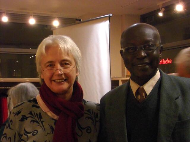 . . . Elisabeth Goldmann,li., 1.Vorsitzende des Vereins "Benefizz" in Burgdorf und Dr. Bushra Gamar Rahama,re., der Menschenrechtler aus dem Sudan . . .