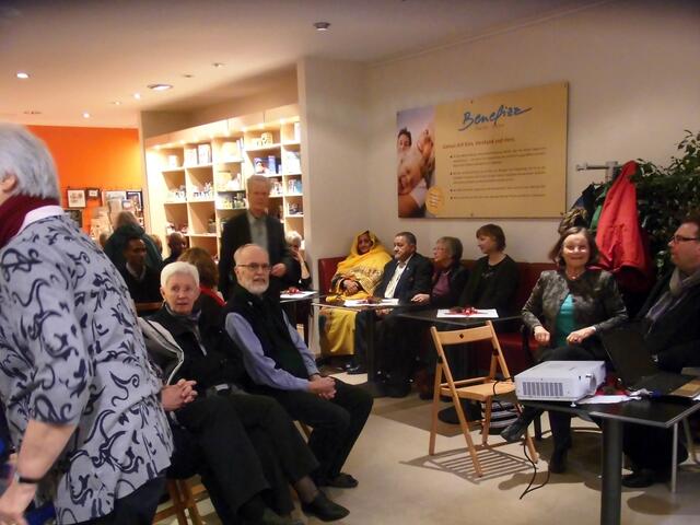 . . . die Besucher dieser Abendveranstaltung im "Benefizz-Laden" in Burgdorf . . .