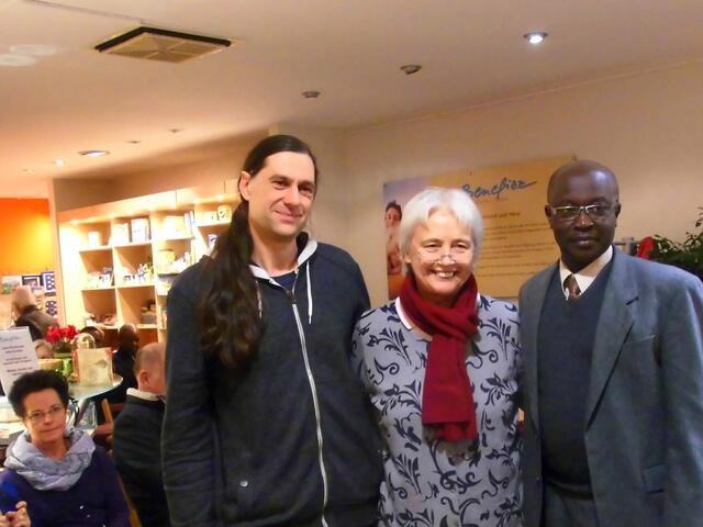 . . . Thomas Müßel,3.v.re.,Amnesty International Burgdorf-Burgwedel,  Elisabeth Goldmann,2,v.re., 1.Vorsitzende des Vereins "Benefizz", Dr. Bushra Gamar Rahama,re., Menschenrechtler aus dem Sudan .