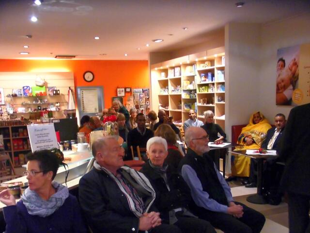 . . . die Besucher dieser Abendveranstaltung im "Benefizz-Laden" in Burgdorf . . .