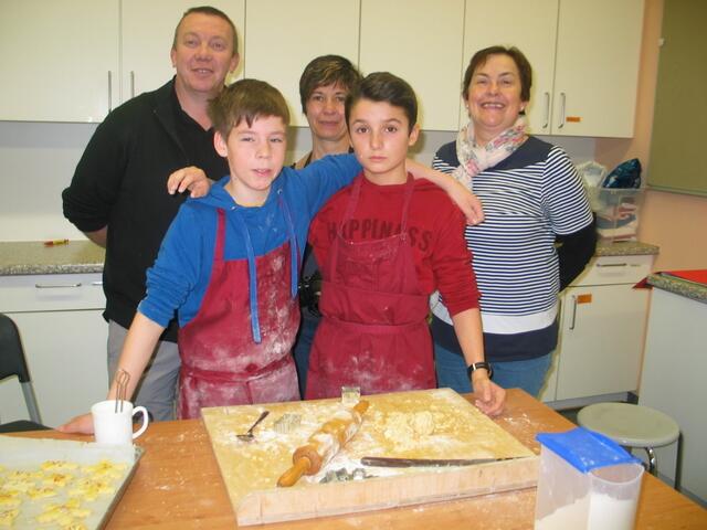 Der "deutsche" Kilian (links) und sein französischer Namensvetter "Kilian beim Backen von Weihnachtsplätzchen. Fröhliche Gesichter auch bei den Lehrkräften.