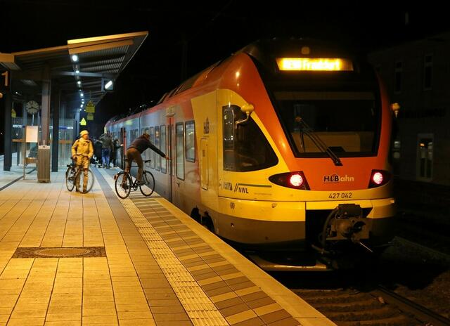 Der kurze FLIRT aus Kassel bei der Rückfahrt nach Frankfurt in Stadtallendorf (14.12.2015).