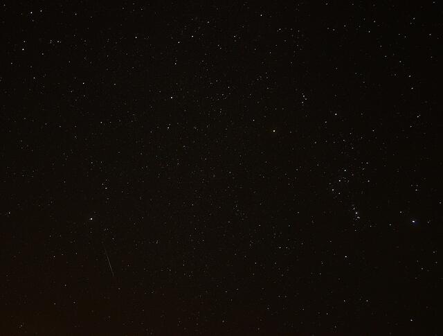 das Originalbild mit der einzigen erwischen und nicht verwischten Meteoroidenspur............