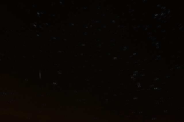 so eine schöne lineare  Sternschnuppe (Meteoroid).........die dusselige Karin hat an das Stativ gestoßen und  die Sterne sind nun (ge)doppelt................