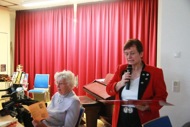 Gudrun Jansen las die Weihnachtsgeschichte „Der Weihnachtsmuckel“ vor.