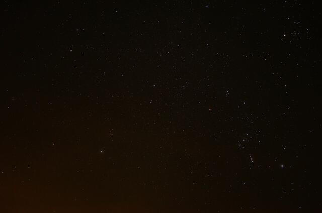 Links oben die zwei hellen Sterne Castor und Pollux  gehören zu Gemini (Zwillinge) - rechts  Orion