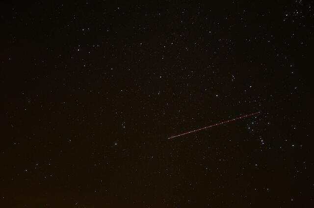 Kein UFO , auch keine Sternschnuppe ...........