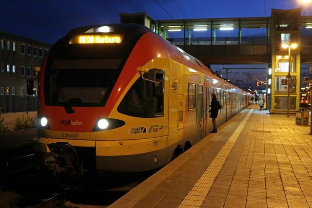 Nach Marburg fährt ein fünfteiliger FLIRT. Dahinter hängt der längere Zugteil nach Siegen (14.12.2015).