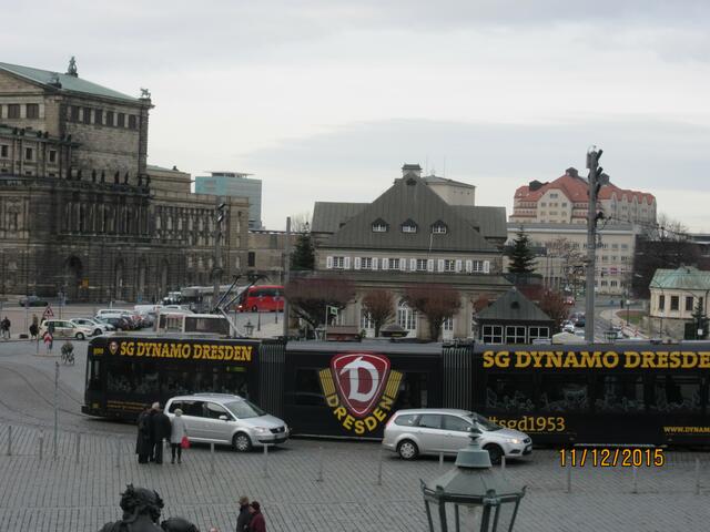 Blick Richtung Semperoper und dem italienischen Dorf und eine Straßenbahn mit Reklame für Dynamo Dresden