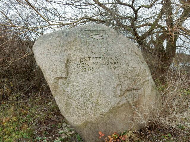 Gedenkstein zur Entstehung der Kiesseen