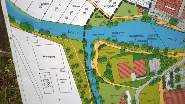 Gronau (Leine). Kanu-Einsetzstelle im Unterwasser nach dem Wehr, an der "Bastion" auf dem "Großen Kanian". Dezember 2015 entstand dort eine Beton- Ufertreppe mit 3 Podesten. Steht ca. 8cm Wasser darauf, bekommt man beim Kanu besteigen nasse, schlammige Füße! Die fehlende Rampe, zumal für Senioren, Behinderte und Einzelwanderer,  mahnte ich beim Architekten Uwe Michel und Bauamt Maik Götze an! Die Findlingsstein-Furt würde eine Hochwasser-Abfluss-Bremse!