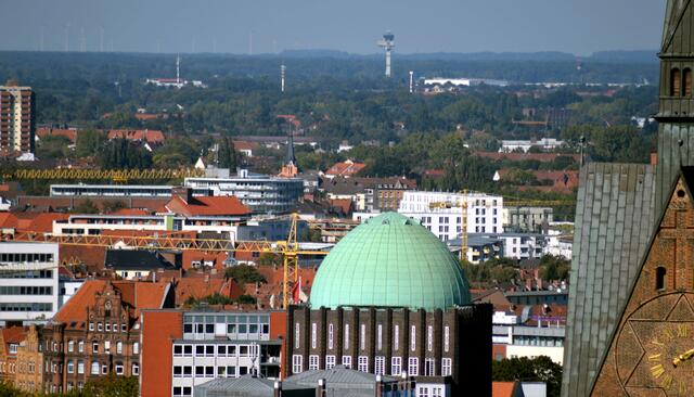 Der 74 m hohe Kontrollturm  ist sehr dominant