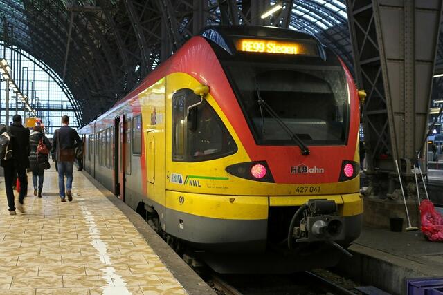 Zugteil nach Siegen (HLB24968) in Frankfurt (18.12.2015)