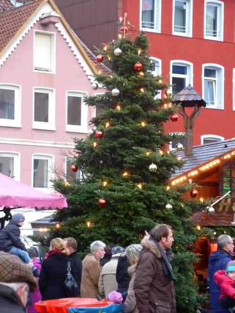 Bunter Weihnachtsbaum und buntes Treiben