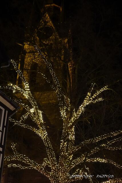 Weihnachtsschmuck, im HG die Kirche
