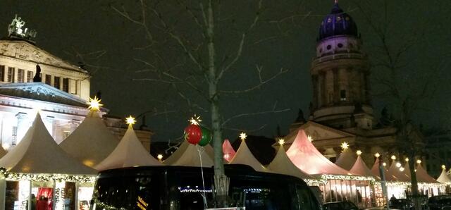 Blick über den Weihnachtsmarkt am Gendarmenmarkt