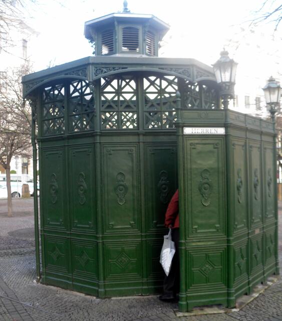 im Innern modern ausgestatte WC für beide Geschlechter auf dem Rüdesheimer Platz .
Eröffnet wurde es als das zehnte rekonstruierte Café Achteck Berlins am 18.05.2006. Die Benutzung ist kostenlos.