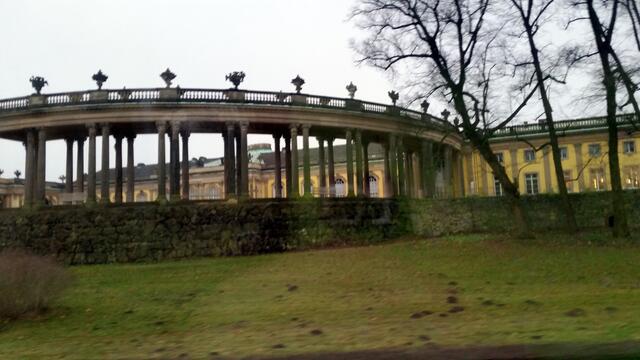 Vorbei an Schloss Sanssouci,