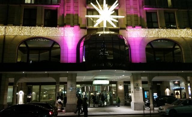 Das Hiltenhotel schön beleuchtet