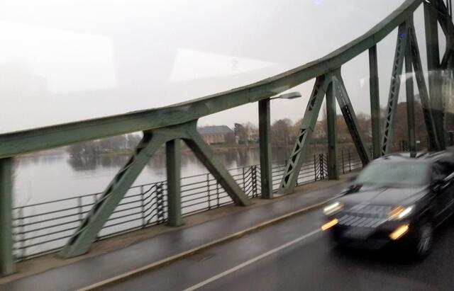 Auf dem Weg nach Potsdam die legendäre Glienicker Brücke. Sie  verbindet Berlin und Potsdam und war legendärer Schauplatz während des Kalten Krieges. Über die Brücke tauschten die USA und die Sowjetunion Spione aus.Brücke