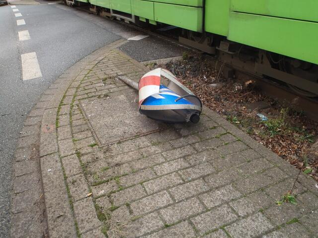...umgefahrenes Verkehrsschild....