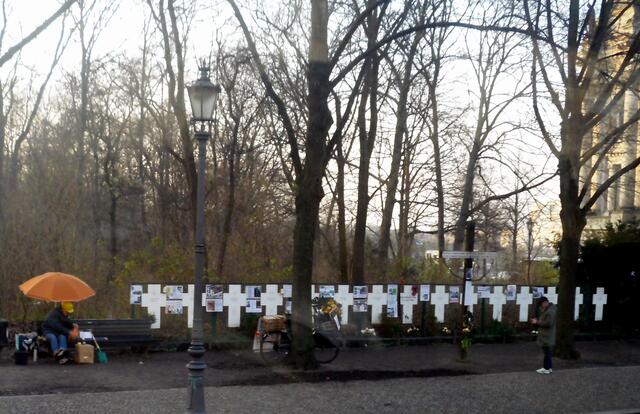 erinnert an die Todesopfer an der Berliner Mauer.