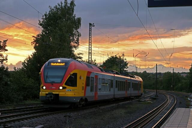 Einfahrt von HLB 24476 in Stadtallendorf (14.09.2015)