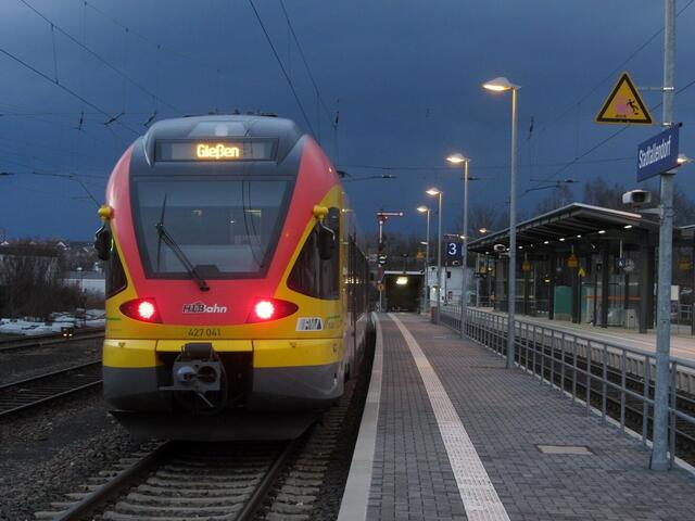 Dunkle Wolken in der einsetzenden Dämmerung lassen die HLB vor einem düsteren Hintergrund leuchten(31.03.2015).