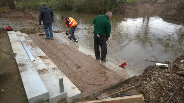 Gronau (Leine). Kanu-Einsetzstelle im Unterwasser nach dem Wehr, an der "Bastion" auf dem "Großen Kanian". Dezember 2015 entstand dort eine Beton- Ufertreppe mit 3 Podesten. Steht ca. 8cm Wasser darauf, bekommt man beim Kanu besteigen nasse, schlammige Füße! Die fehlende Rampe, zumal für Senioren, Behinderte und Einzelwanderer,  mahnte ich beim Architekten Uwe Michel und Bauamt Maik Götze an! Die Findlingsstein-Furt würde eine Hochwasser-Abfluss-Bremse?