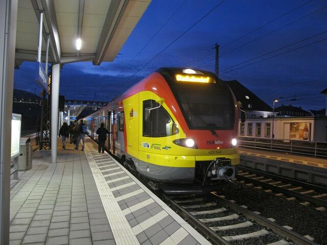 Zweiteiliger Zug nach Stadtallendorf in Marburg (23.10.2015)