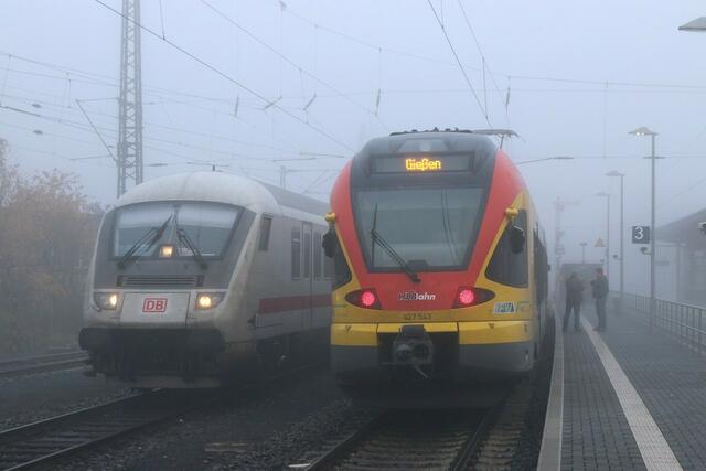 Wegen der HLB muss IC 2378 über Gleis 4 fahren (03.11.2015).