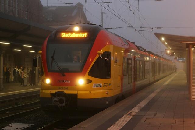 Der zweiteilige Zug nach Stadtallendorf in Gießen (27.10.2015)