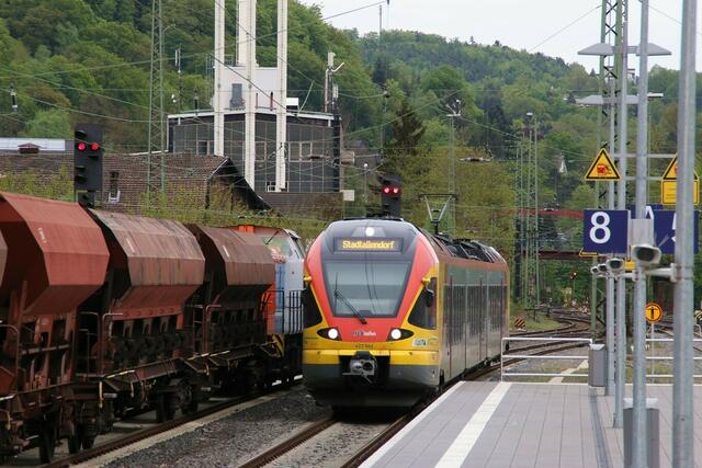 Einfahrt von HLB 24476 auf Gleis 8 in Marburg (04.05.2015)