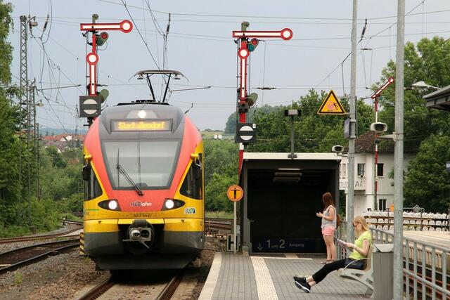 Einfahrt von HLB 24476 in Stadtallendorf (12.06.2015)