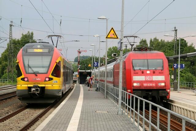 Vorbeifahrt von IC 2774 an HLB 24476 in Stadtallendorf (12.06.2015)