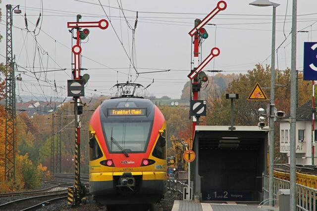 Ausfahrt von HLB 24447 in Stadtallendorf (30.10.2015)
