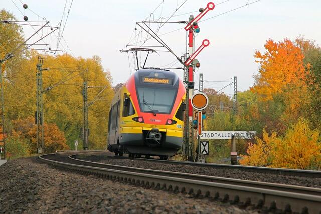 Einfahrt von HLB 24464 in Stadtallendorf (30.10.2015)
