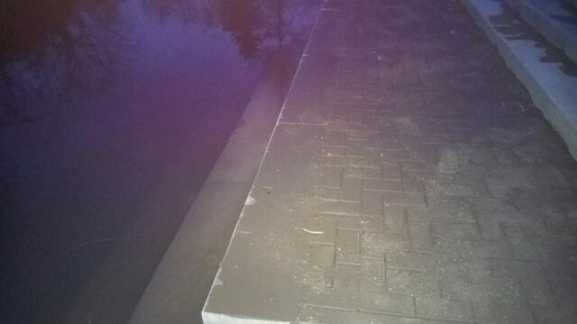 Gronau (Leine). Kanu-Einsetzstelle im Unterwasser nach dem Wehr, an der "Bastion" auf dem "Großen Kanian". Dezember 2015 entstand dort eine Beton- Ufertreppe mit 3 Podesten. Steht ca. 8cm Wasser darauf, bekommt man beim Kanu besteigen nasse, schlammige Füße! Die fehlende Rampe, zumal für Senioren, Behinderte und Einzelwanderer,  mahnte ich beim Architekten Uwe Michel und Bauamt Maik Götze an! Die Findlingsstein-Furt würde eine Hochwasser-Abfluss-Bremse und somit unnötige Gefährdung der Innenstadt !!