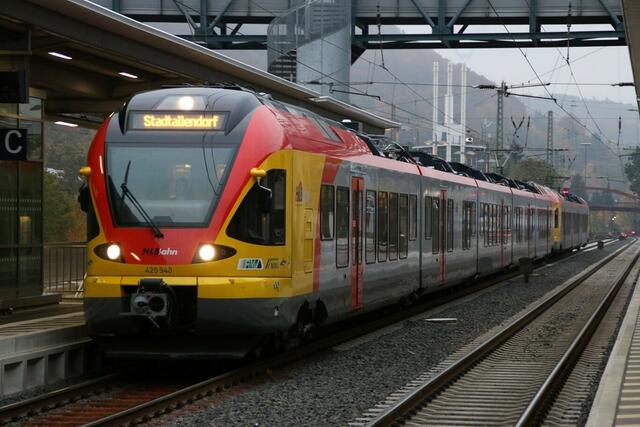 Zweiteiliger Zug nach Stadtallendorf in Marburg (30.10.2015)