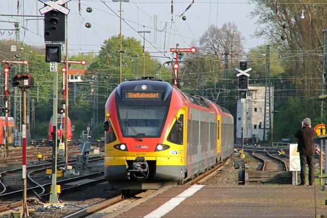HLB 24476 in Friedberg (24.04.2015) - die Flügelsignale stehen jetzt nicht mehr.