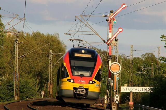 Einfahrt von HLB 24476 in Stadtallendorf (07.05.2015)